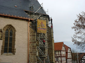 Abbau des Gerüstes an der Südseite (Foto: Karl-Franz Thiede)